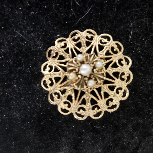 Source Unknown Jewelry - Vintage brooch in gold filigree setting